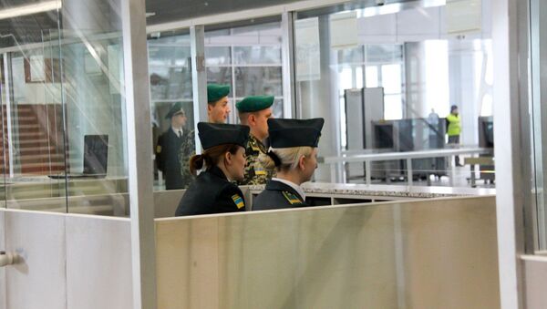 Паспортный контроль в международном аэропорту Львова, Украина. Архивное фото
