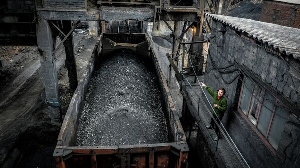 Отгрузка угля в вагоны на шахте имени Челюскинцев в Донецке. Архивное фото
