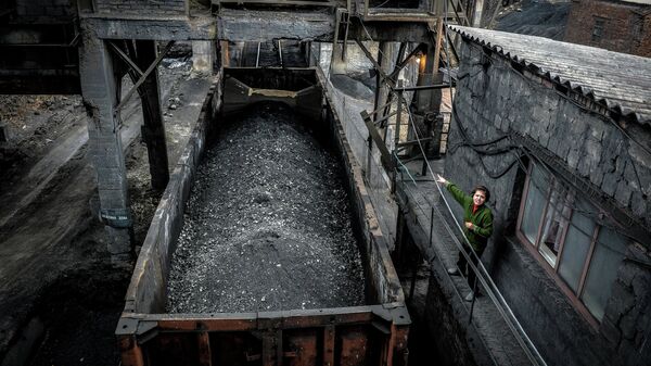 Отгрузка угля в вагоны на шахте имени Челюскинцев в Донецке