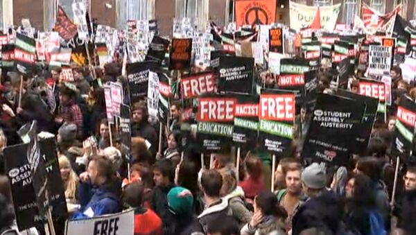 Тысячи студентов с плакатами за бесплатное образование прошли по Лондону
