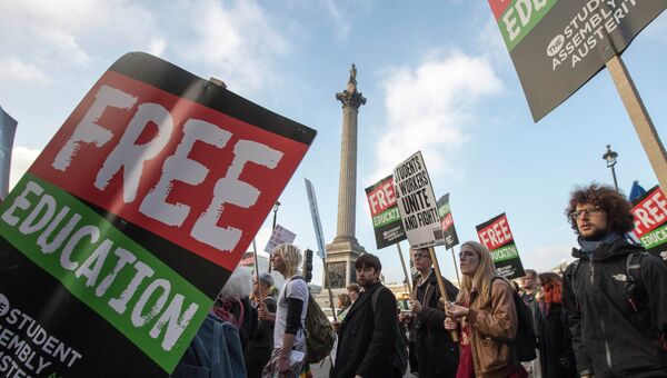 Студенты устроили акцию протеста в Лондоне против повышения платы за обучение