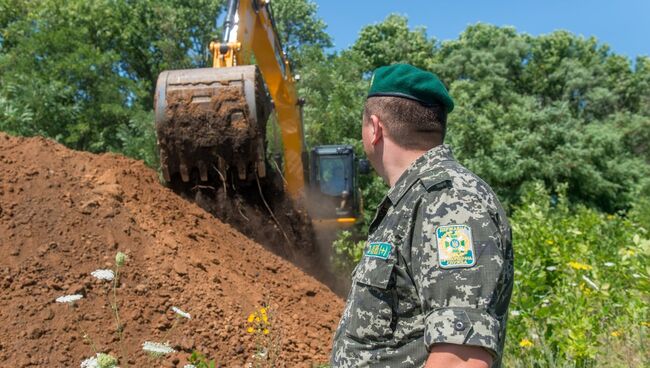 Ров на границе России и Украины в Харьковской области. Архивное фото