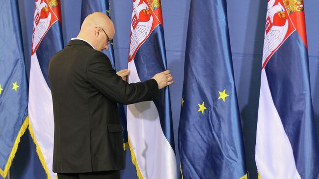 Флаги Сербии и Евросоюза. Архивное фото