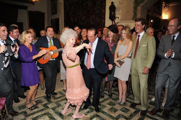 Испанская герцогиня Альба танцует с тореадором Курро Ромеро на свадьбе