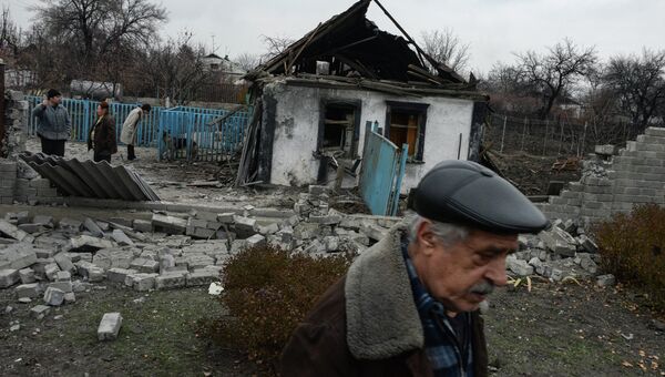 Жилой дом, разрушенный в результате обстрела Донецка