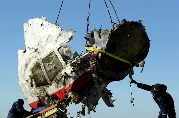 Погрузка обломков разбившегося под Донецком Boeing