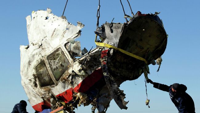 Погрузка обломков разбившегося под Донецком Boeing
