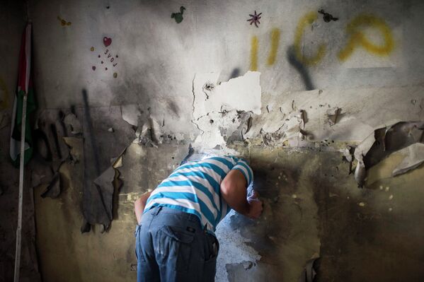 Палестинец в своем разрушенном доме в Иерусалиме