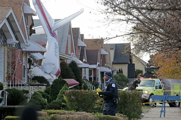 Полиция и пожарные возле дома в Чикаго в который врезался двухмоторный самолет