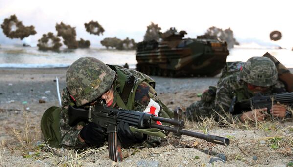 Южнокорейские морпехи принимают участие в военных учениях