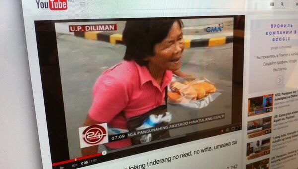 Скриншот видео, на котором 85-летняя бабушка продает пирожки