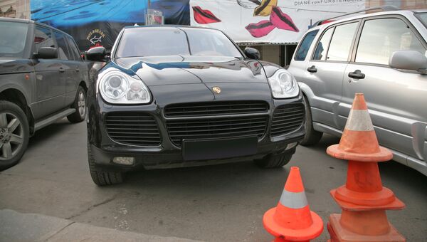 Автомобиль Porsche Cayenne в центре Москвы. Архивное фото