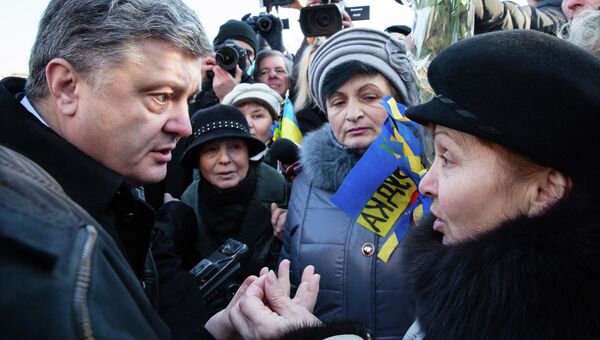 Президент Украины Петр Порошенко общается с киевлянами после возложения цветов к кресту Небесной сотни