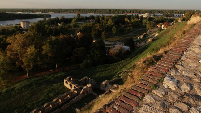 Туристы в крепости Калемегдан в старой части Белграда. Архивное фото