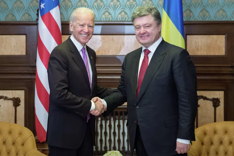 Вице-президент США Джо Байден и президент Украины Петр Порошенко во время встречи в Киеве. 2014 год Вице-президент США Джо Байден и президент Украины Петр Порошенко во время встречи в Киеве. 2014 год