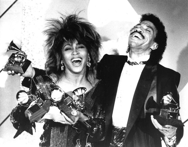 Американская певица Тина Тернер и американский поп-исполнитель Лайонел Ричи с наградами во время премии Грэмми. 1985 год