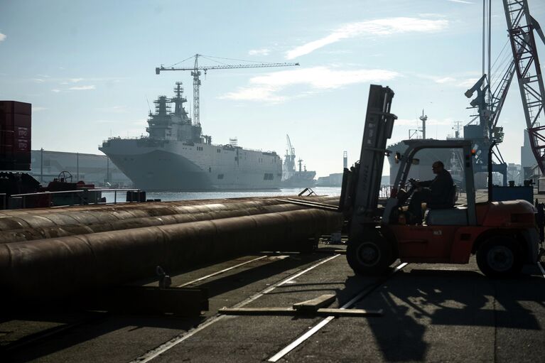 Второй вертолетоносец типа Мистраль спущен на воду во Франции