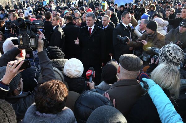Президент Украины Петр Порошенко общается с киевлянами после возложения цветов к кресту Небесной сотни в годовщину начала событий на киевском Майдане