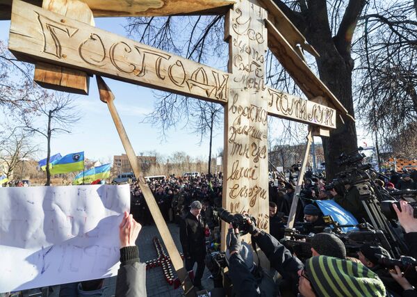 Президент Украины Петр Порошенко во время возложения цветов к кресту Небесной сотни в годовщину начала событий на киевском Майдане