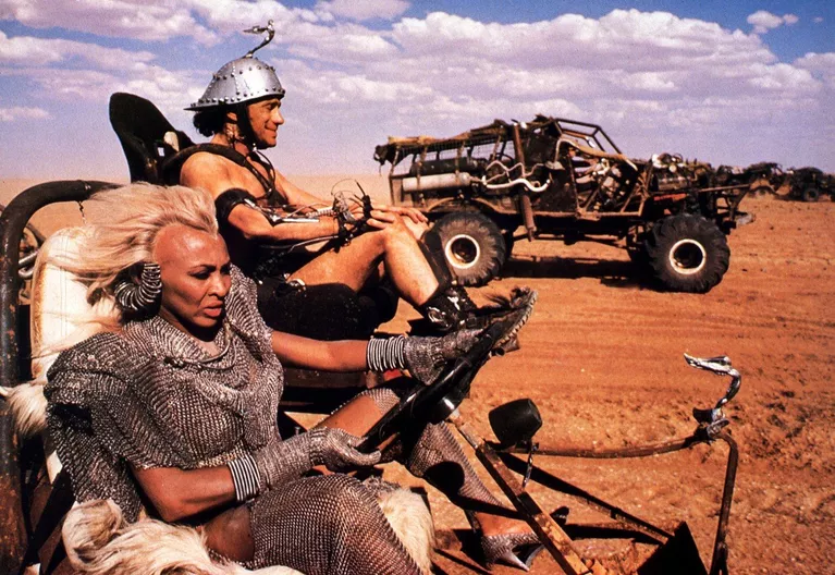 Тина Тернер в фильме Безумный Макс 3: Под куполом грома. 1985 год Тина Тернер в фильме Безумный Макс 3: Под куполом грома. 1985 год