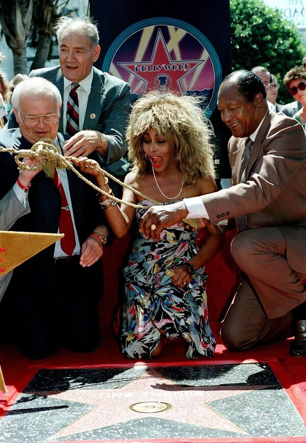 Американская певица Тина Тернер во время открытия звезды с её именем на аллее славы в Голливуде. 1986 год