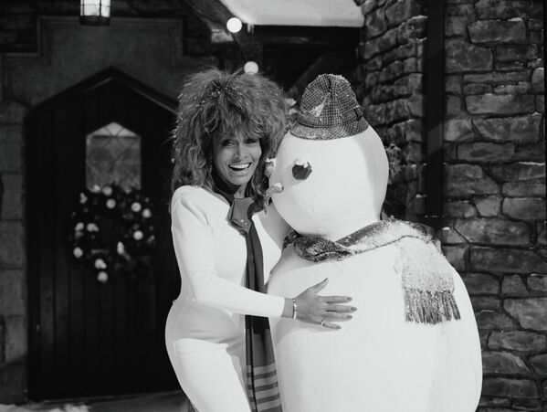 Американская певица Тина Тернер со снеговиком. 1989 год