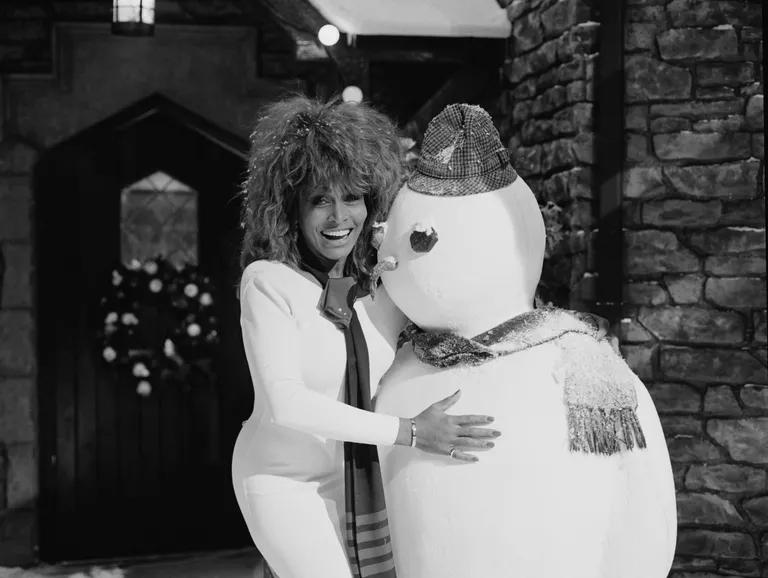 Американская певица Тина Тернер со снеговиком. 1989 год Американская певица Тина Тернер со снеговиком. 1989 год