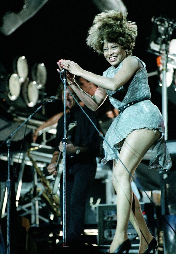 Американская певица Тина Тернер выступает в Нью-Йорке. 1993 год