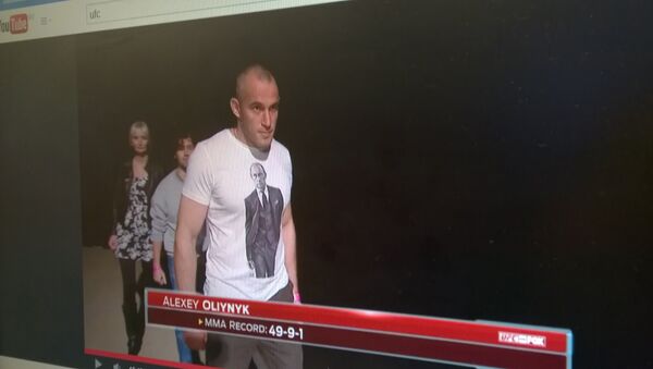 Украинский боец UFC Алексей Олейник вышел на взвешивание в майке с изображением Владимира Путина