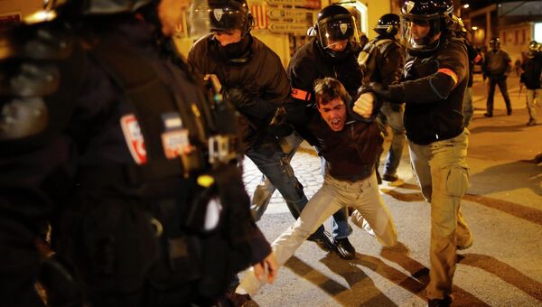 Полиция арестовывает протестующего в Нанте, Франция