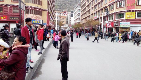 Китайцы в провинции Сычуань покинули здания, опасаясь землетрясения