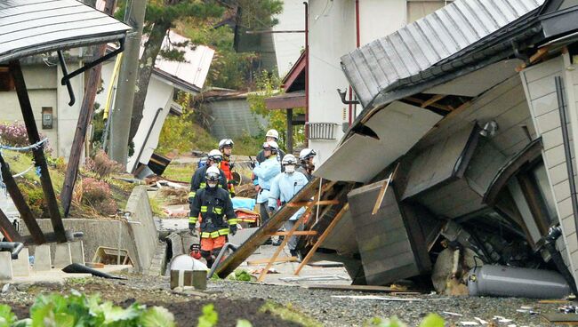 Спасатели на месте землетрясения в Нагано, Япония