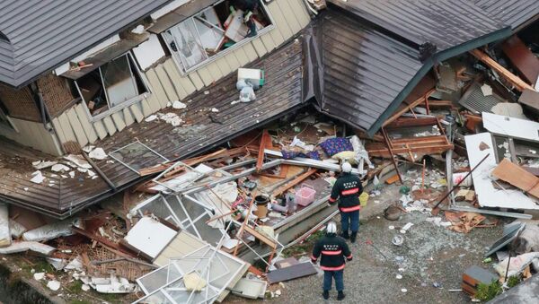 Спасатели на месте землетрясения в Нагано, Япония