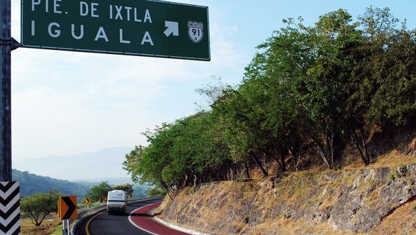 Указатель на Игуалу на федеральной трассе в Мексике. Архивное фото