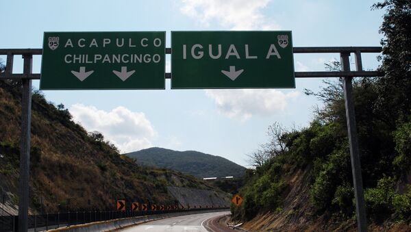 Указатель на Игуалу на трассе в Мексике. Архивное фото