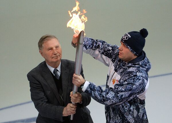 Легендарный тренер по хоккею Виктор Васильевич Тихонов во время эстафеты Олимпийского огня