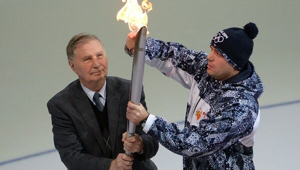 Легендарный тренер по хоккею Виктор Васильевич Тихонов во время эстафеты Олимпийского огня. Архивное фото