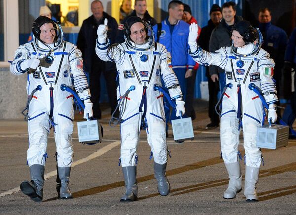 Астронавт НАСА Терри Вертс, космонавт Роскосмоса Антон Шкаплеров и астронавт ЕКА Саманта Кристофоретти