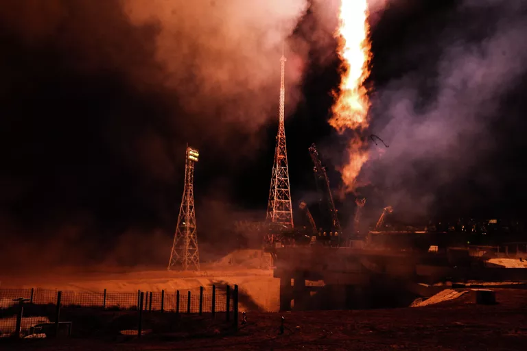 Старт ракеты-носителя Союз-ФГ с ТПК Союз ТМА-15М на космодроме Байконур Старт ракеты-носителя Союз-ФГ с ТПК Союз ТМА-15М на космодроме Байконур
