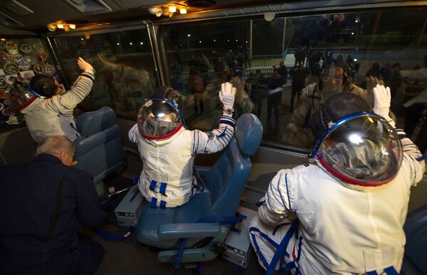 Члены экипажа 42/43-й длительной экспедиции на МКС перед запуском ракеты Союз-ФГ