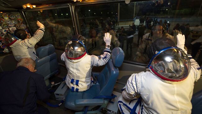  Члены экипажа 42/43-й длительной экспедиции на МКС перед запуском ракеты Союз-ФГ