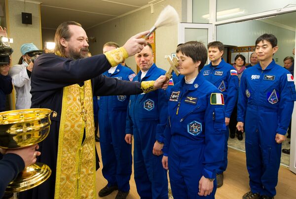 Священнослужитель благословляет астронавта ЕКА Саманту Кристофоретти