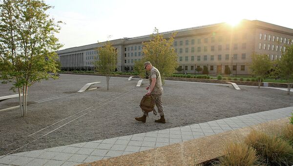 Американский военный возле здания Пентагона, архивное фото