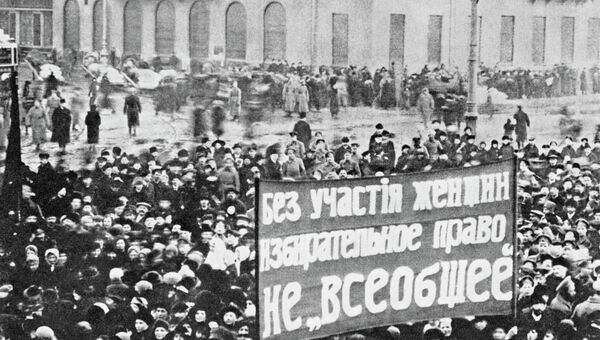 Женская демонстрация в Петрограде за равные с мужчинами избирательные права