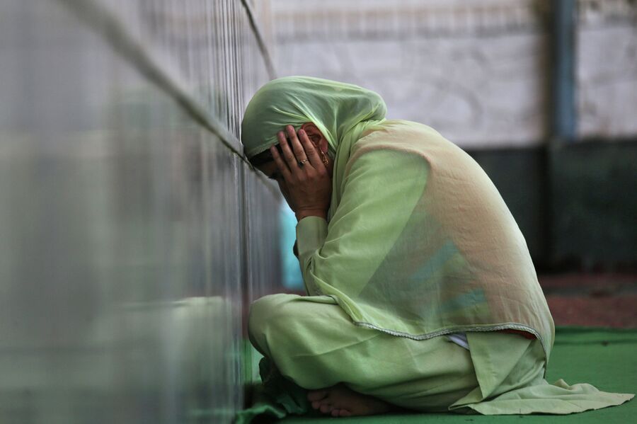 Жительница Шринагара молится в храме во время Рамадана. 2014 год