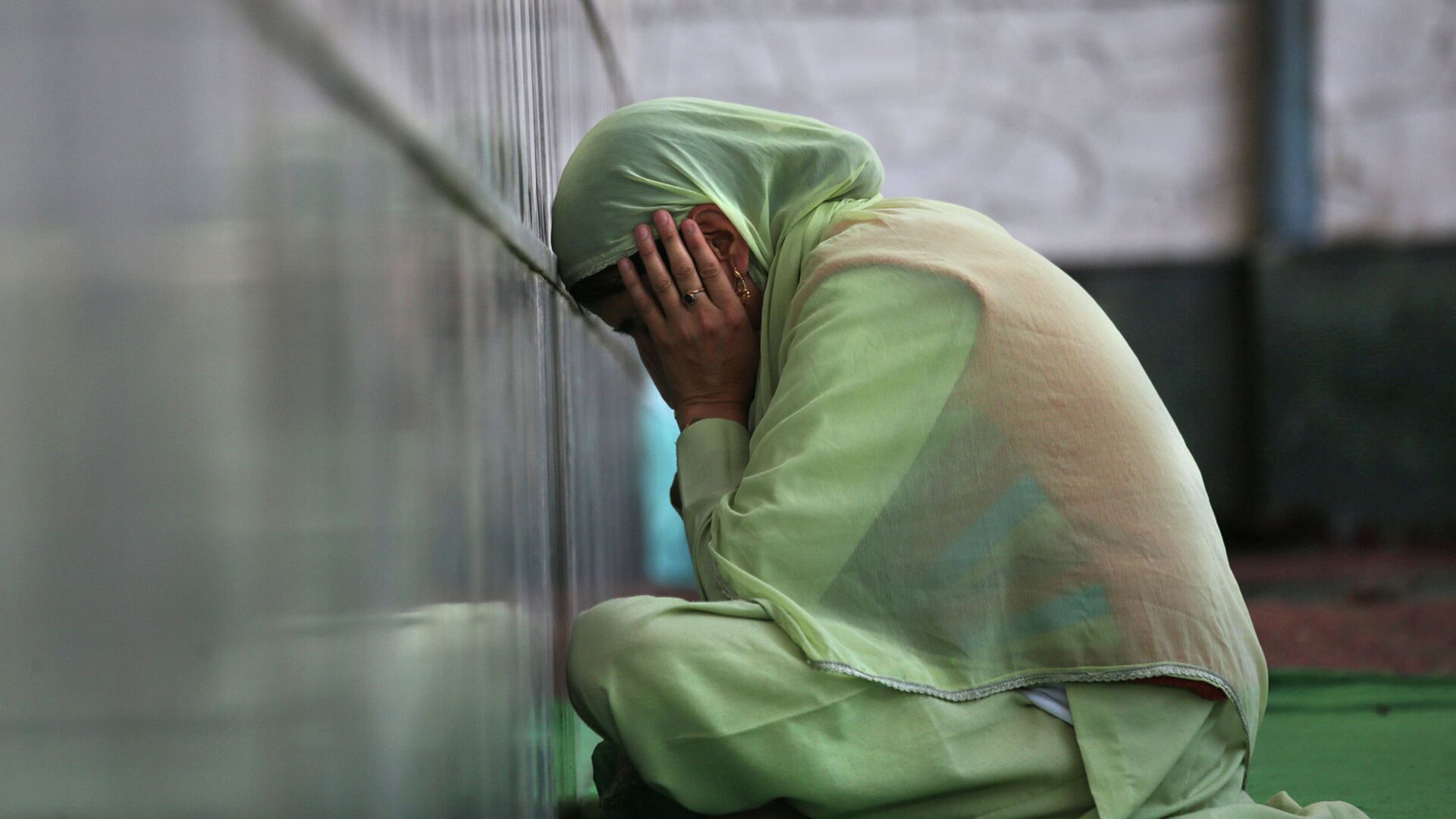 Жительница Шринагара молится в храме во время Рамадана. 2014 год - РИА Новости, 1920, 20.09.2021