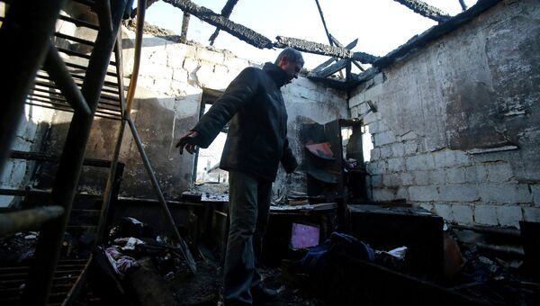 Житель Донецка в своем доме разрушенном во время обстрела города