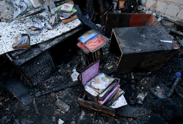 Детские книги в доме, поврежденном в результате обстрела Донецка