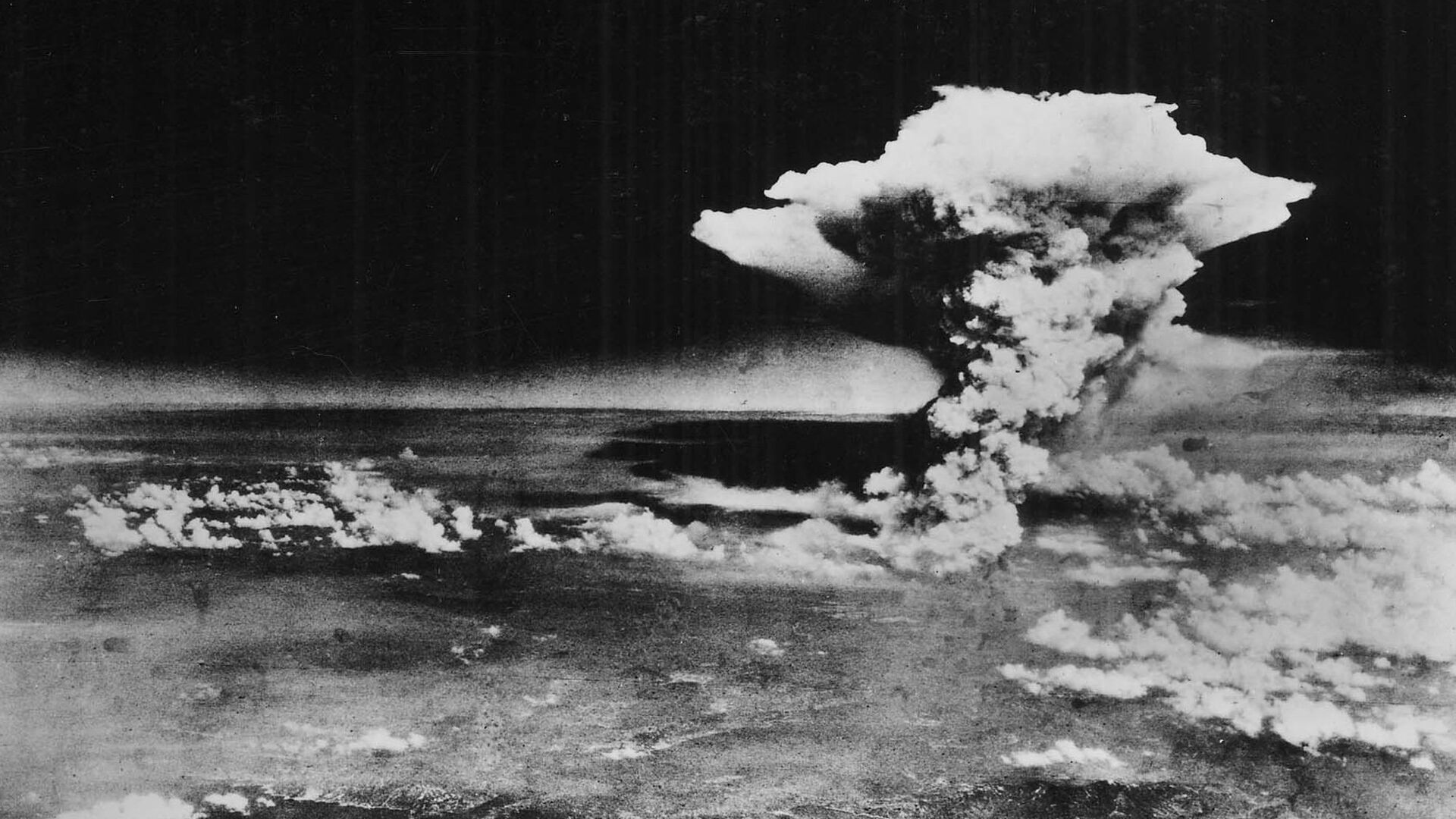 Облако от взрыва атомной бомбы над Хиросимой, Япония. 1945 год - РИА Новости, 1920, 18.04.2023