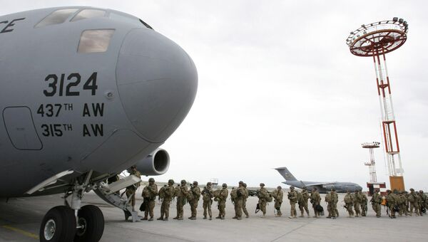 Американские военнослужащие у транспортного самолета